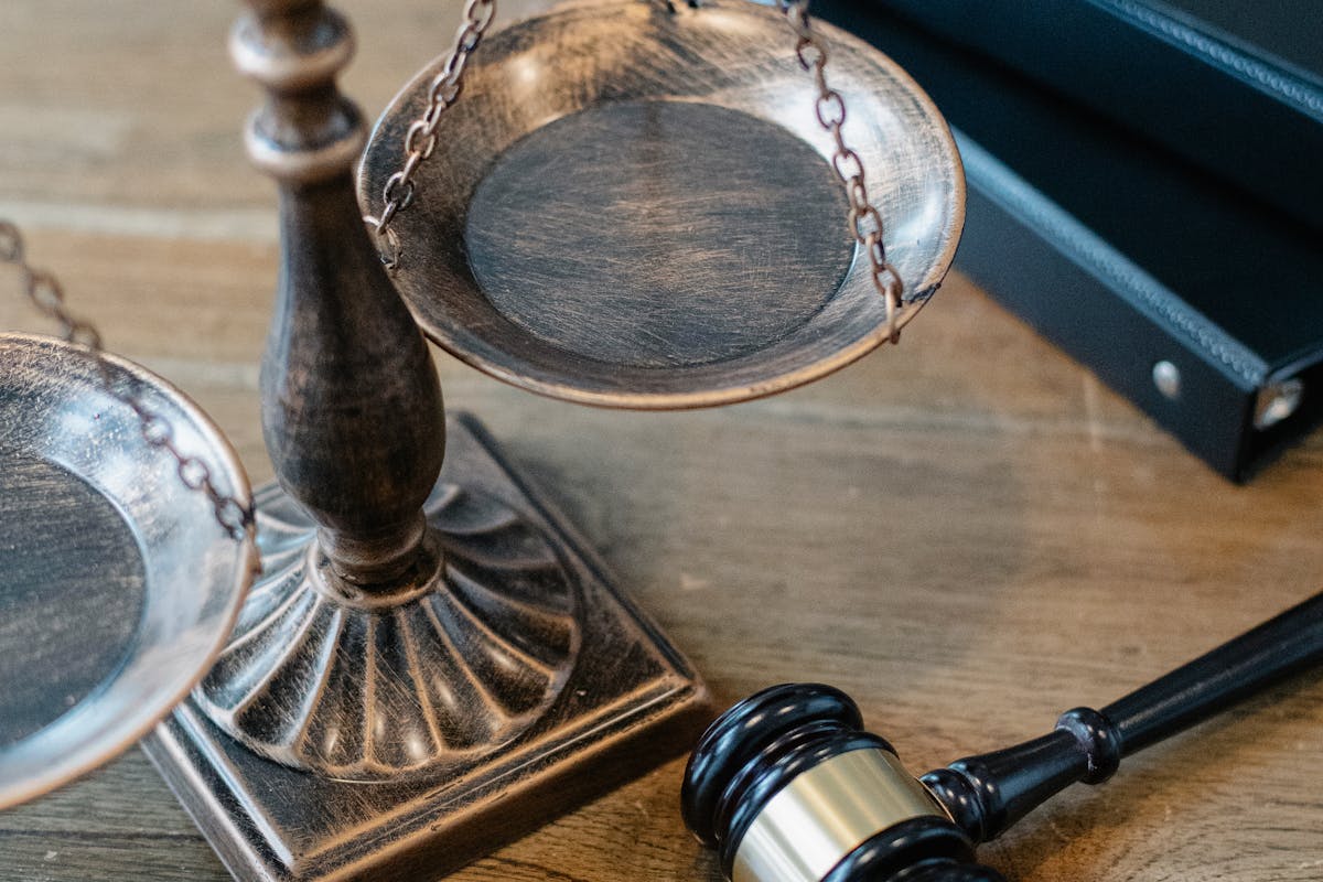 Balanza de la justicia y libros de derecho