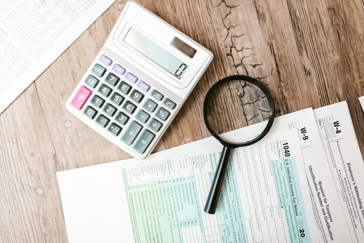 Documentos financieros y calculadora